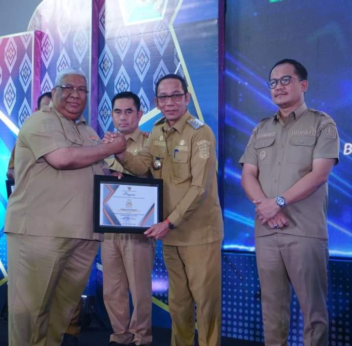 Gubernur Sultra, Ali Mazi menyerahkan Penghargaan
