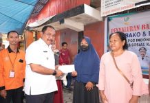 Pemkab Bombana Bersama PT. POS Salurkan Bantuan Sosial Sembako ke 201 KPM