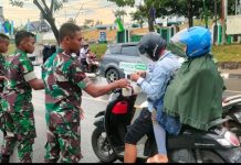 Berbagi Berkah Ramadhan, Korem 143/HO Bagi-bagi Takjil Buka Puasa