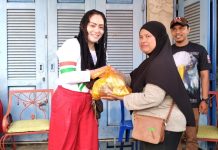 Bantu Warga Hadapi Ramadhan, Ketum Pertiwi Nusantara dan PKN Baubau Bagi-bagi Sembako