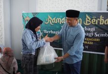 AJP Bersama Alumni SMANSA Kendari 97 Beri Bantuan kepada Warga di Masjid Akbar Korem