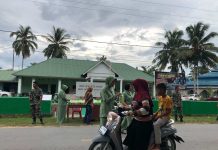 Anggota Koramil 1416-02 Tikep Mubar Bersama Ibu-ibu Persit Bagi-bagi Takjil