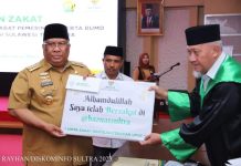 Gubernur Sultra Ali Mazi Serahkan Zakat di Baznas dan BLT Lansia