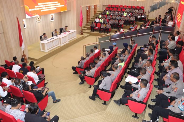 Kapolres Kendari didampingi oleh Wakapolresta Kendari