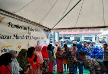 Lanal Kendari Bagi Paket Lebaran dan Bazar Murah kepada Warga Kota Kendari