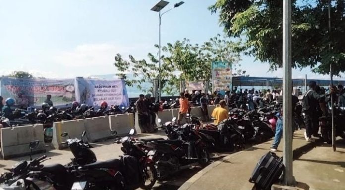 Nampak Ratusan Motor berbaris di depan gerbang Pelabuhan