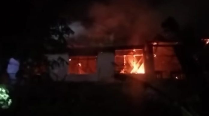 Sebuah rumah terbakar di Lorong Lasolo, Jalan Dr Moh Hatta
