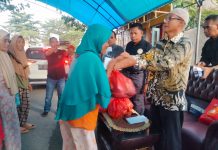 Wagub Sultra Lukman Abunawas Safari Ramadhan Sekaligus Berbagi Sembako di Butur