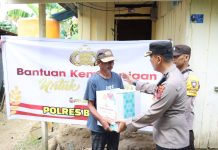 Polres Baubau Bagi Ratusan Paket Sembako ke Warga Kurang Mampu