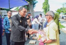 Wali Kota Baubau Serahkan Bantuan Sembako Kepada Dhuafa