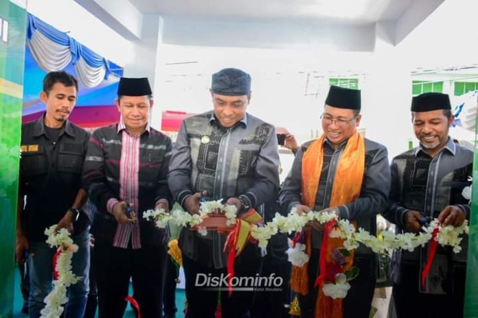 Wali Kota Baubau La Ode Ahmad Monianse meresmikan