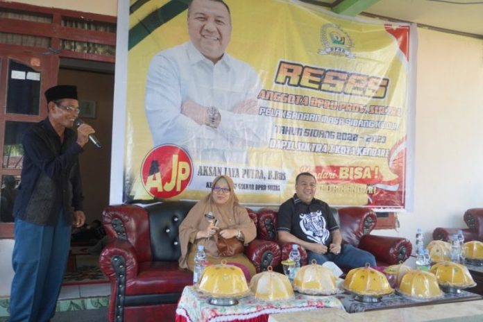 Anggota DPRD Sultra, Aksan Jaya Putra mendengarkan keluhan