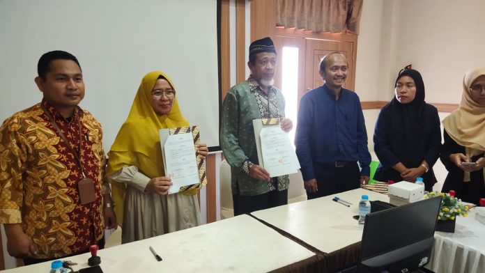 Foto bersama usai melakukan MoU UKPM dan UMW Kendari.