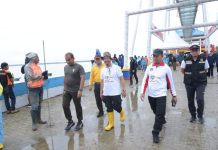 Pemkot Bersih-Bersih Anjungan Teluk Kendari
