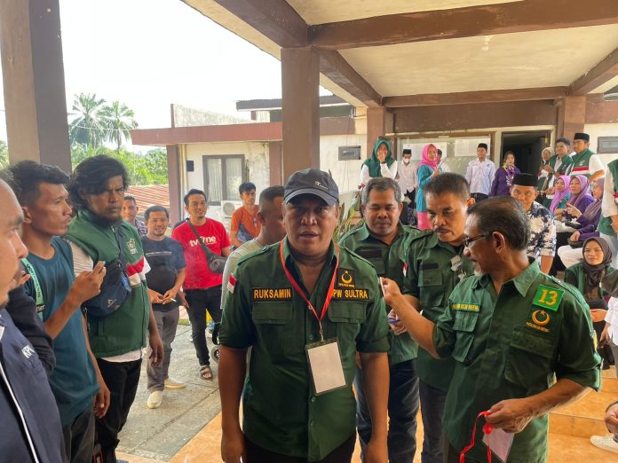Ketua DPW PBB Sultra, Ruksamin berjalan meninggalkan Kantor