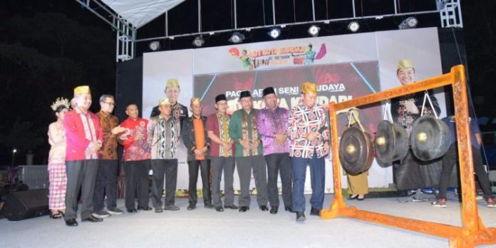 Pj Wali Kota Kendari membuka pergelaran seni dan budaya