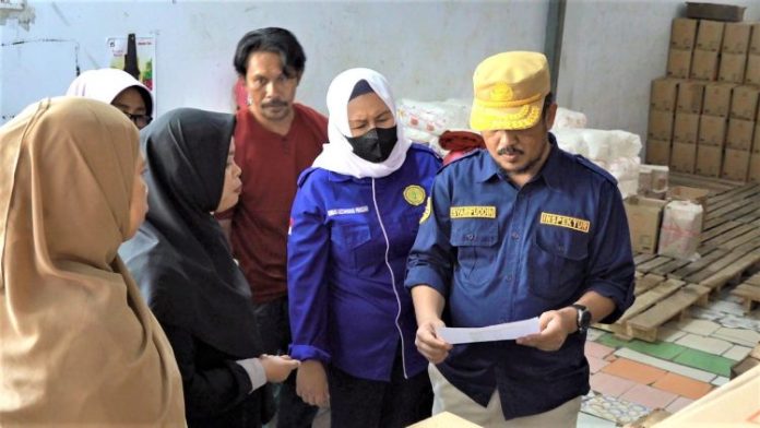 Inspektur Kota Kendari Syarifuddin memimpin sidak di pasar