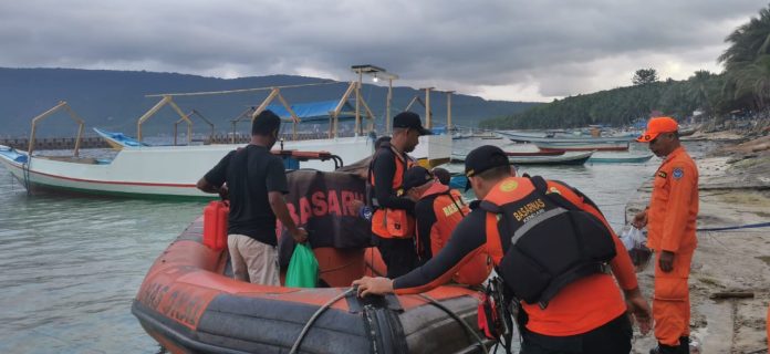 Tim SAR gabungan melakukan pencarian