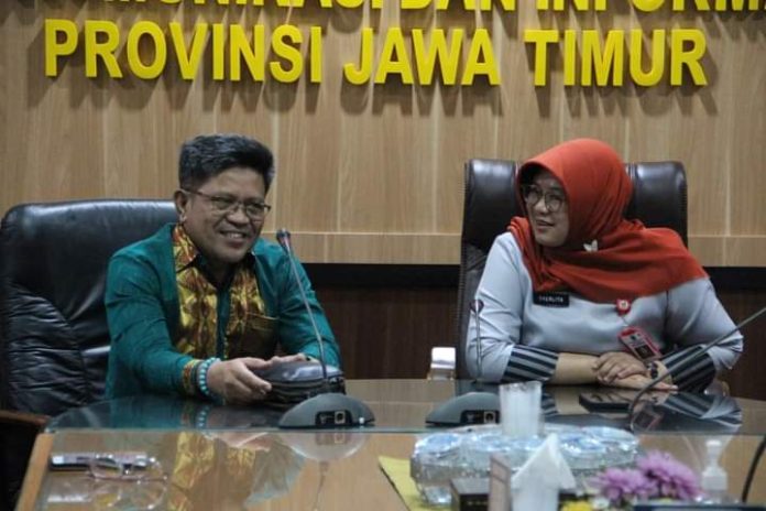 Kadis Kominfo Sultra, Ridwan Badallah melakukan MoU