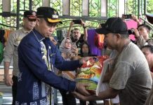 Pj Wali Kota Kendari Serahkan Bantuan kepada Korban Bencana di Mandonga