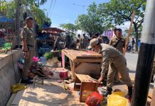 Satpol PP Kendari Tertibkan Lapak Pedagang di Bahu Jalan Depan Pasar Sentral Kota