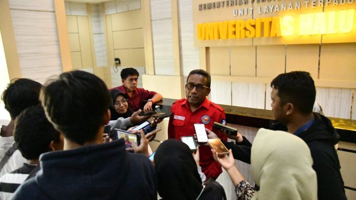 Rektor UHO Kendari, Prof. Muhammad Zamrun Firihu, saat ditemui oleh awak Media di Rektorat UHO.