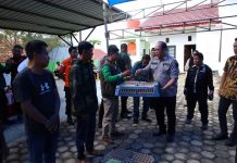 Ruksamin Serahkan Bantuan Bibit Ternak Itik Kepada Kelompok Masyarakat di Konut