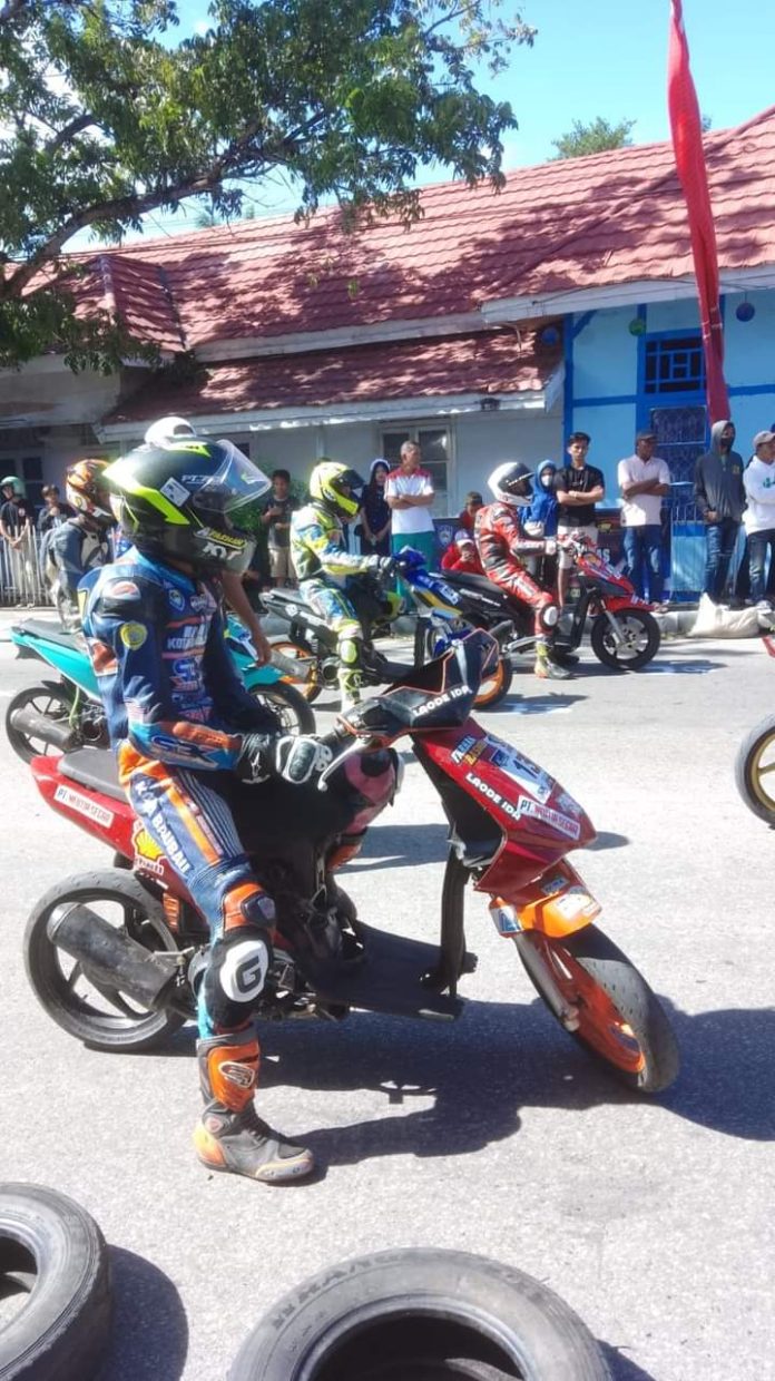 Para peserta bersiap di garis start pada ajang kejurda Road Race di Kota Baubau