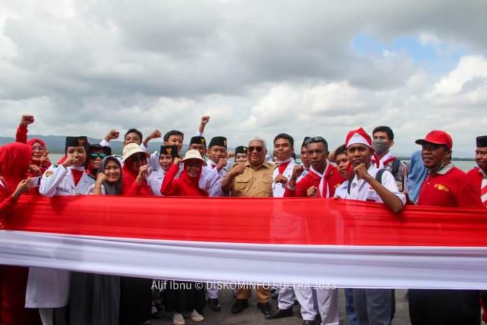 Gubernur Sultra, Ali Mazi berpose bersama dengan Siswa dan Siswi Parade Merah Putih (Foto: Diskominfo Sultra)