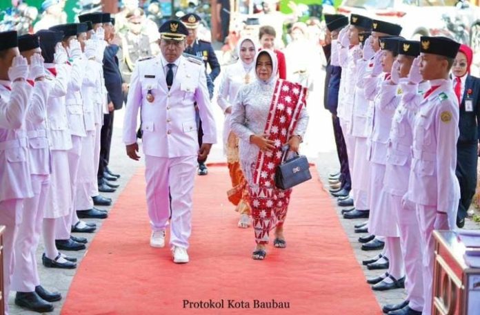 Wali Kota Baubau La Ode Ahmad Monianse bersama rombongan saat menghadiri upacara HUT Kemerdekaan RI ke-78 di Lapangan Lembah Hijau, Kamis 17 Agustus 2023. (Foto: Protokoler Pemkot Baubau).