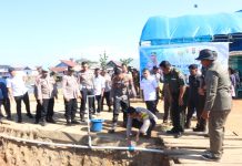 Bantu Warga Terdampak Kekeringan, Kapolres Konsel Serahkan Air Bersih