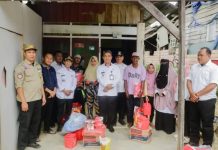 Pemkot Kendari Serahkan Bantuan di Tiga Kepala Keluarga