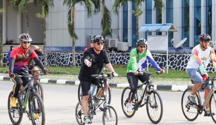 Pj Gubernur Sultra, Andap Budhi Revianto bersama pejabat terkait melakukan olahraga bersepeda.
