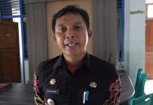 Camat Puuwatu Berikan Piagam Penghargaan Juara Lomba Kebersihan Antar RT