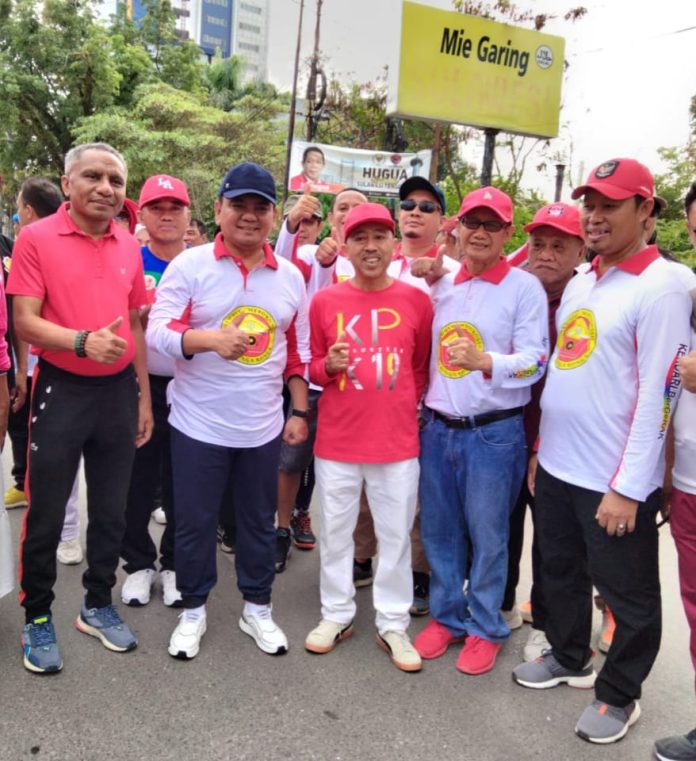 Pj. Gubernur Sultra berpose bersama dengan Komunitas Pejalan Kaki Sultra.