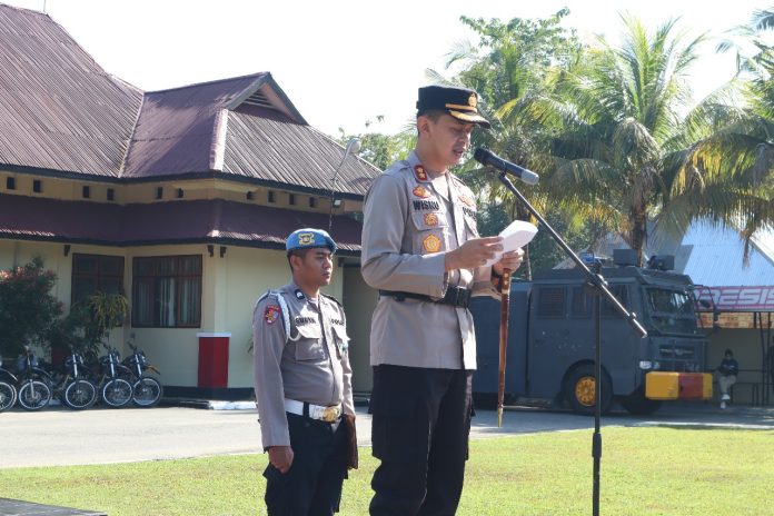 Kepala Kepolisian Resor (Kapolres) Konawe Selatan (Konsel) AKBP Wisnu Wibowo memimpin apel gelar pasukan pengamanan pemilihan kepala desa (Pilkades) serentak di Kabupaten Konawe Selatan, Jumat, 22 September 2023.