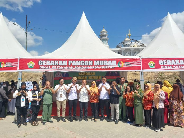 Tim TPID Pemprov Sultra menggelar pasar murah di pelataran mesjid Agung Al Kausar, Rbu 27 September 2023.