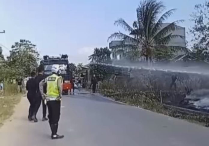 Water canon milik Brimob Polda Sultra dikerahkan untuk memadamkan kebakaran lahan di depan Pasar Ranomeeto, Puosu Jaya, Kecamatan Konda, Kabupaten Konawe Selatan, Rabu, 27 September 2023.