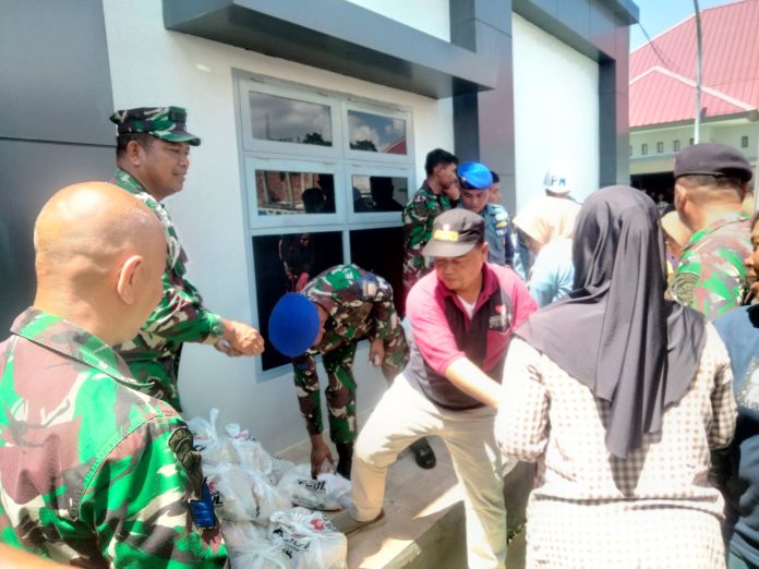 Lanal Kendari, Salurkan 800 Sembako kepada masyarakat.