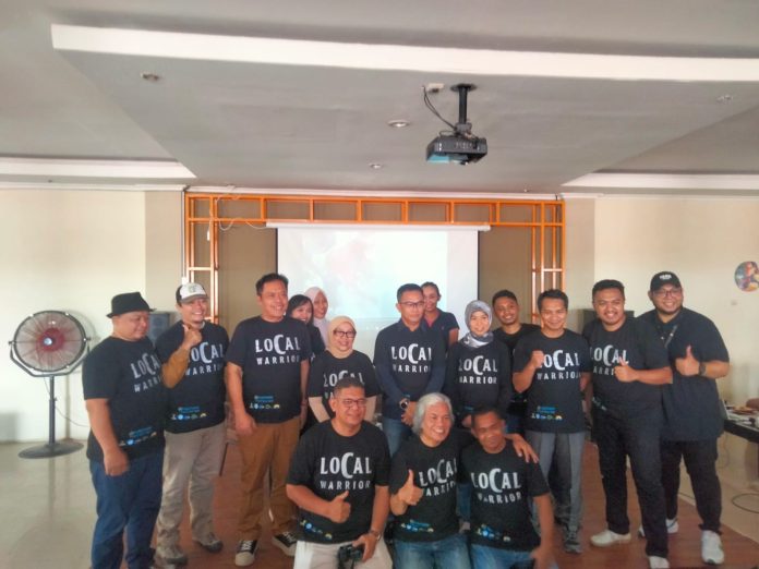 Ketgam : Foto bersama usai workshop Loka Nusa di salah satu Warkop Kendari, Jumat 13 Oktober 2023.
