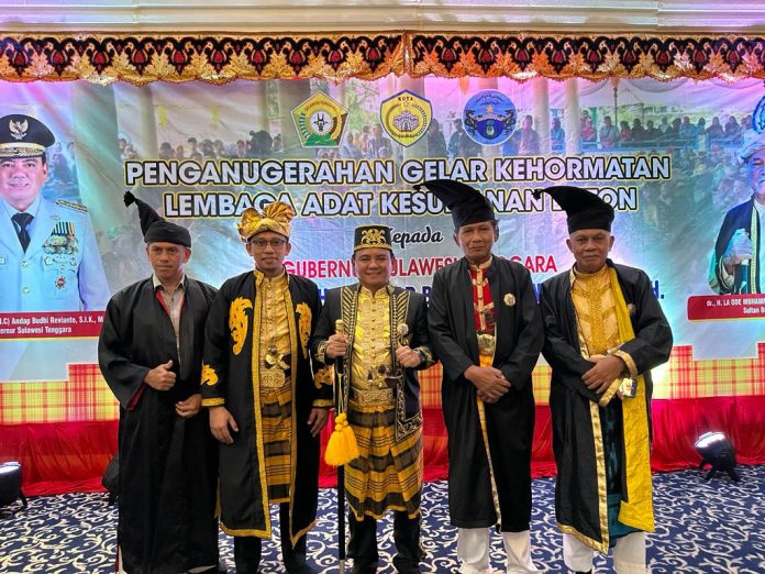 Pj Gubernur Sultra Andap Budhi Revianto (tengah) saat menerima gelar adat dari Kesultanan Buton di Aula Palagimata Kantor Wali Kota Baubau, Selasa 17 Oktober 2023.