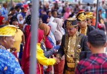 Pj Gubernur Sultra Pimpin Upacara HUT Kota Baubau dan Bagi Sembako