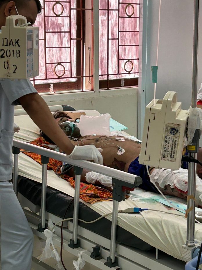 Petugas PLN tersengat listrik mendapatkan perawatan intensif di Rumah Sakit Abunawas. Jumat, 20 Oktober 2023.