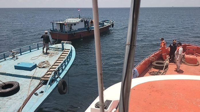 Kapal KM Sumber Rejeki 03 bertabrakan dengan kapal MV Sami di Perairan Tanjung Pemali, Kabupaten Buton, Sulawesi Tenggara, Sabtu, 21 Oktober 2023 sekira pukul 03.00 Wita.