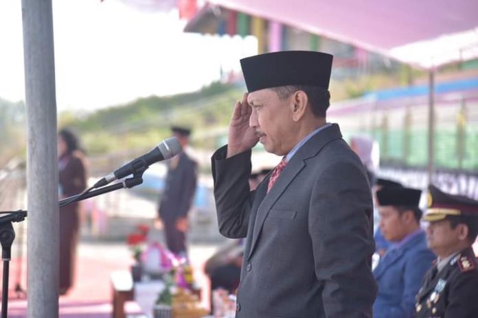 Pj Bupati Buton, La Ode Mustari menjadi inspektur upacara (Irup) dalam peringatan Hari Sumpah Pemuda ke-95 di Lapangan Utama Alun-alun Takawa Pasarwajo, Sabtu 28 Oktober 2023.