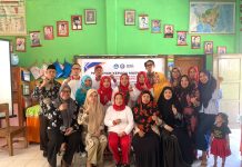 Tim PKMI UHO Kendari Latih Guru SD Gunakan Aplikasi KineMaster