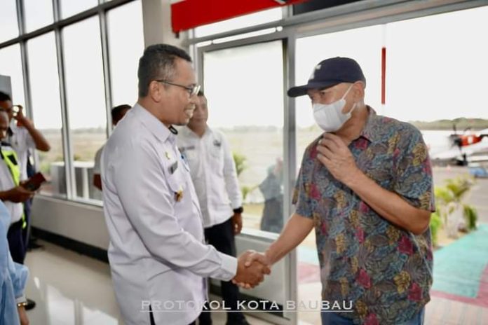 Pj Wali Kota Baubau, Dr Muh Rasman Manafi menyambut kedatangan Menteri Koperasi dan UKM (Menkop-UKM) Republik Indonesia (RI) Drs Teten Masduki di Bandara Betoambari Baubau, Rabu sore 1 November 2023. (Foto: Istimewa).