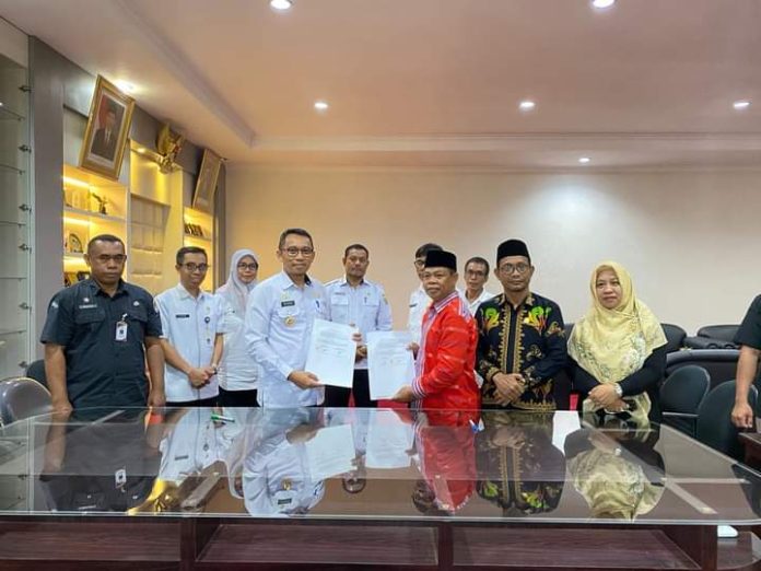Pj Wali Kota Baubau Dr Muh Rasman Manafi melakukan penandatanganan Naskah Perjanjian Hibah Daerah (NPHD) dengan KPU Baubau di ruang kerja Wali Kota Baubau, Rabu 1 November 2023.