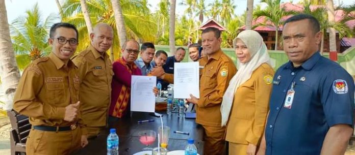 Penandatanganan berita acara hibah anggaran Pemkot Baubau kepada KPU Kota Baubau untuk Pilkada tahun 2024 dilakukan langsung Pj Sekda Kota Baubau Saido Bonsai dan Ketua KPU Baubau La Ode Supardi, Selasa 31 Oktober 2023. (Foto: Istimewa).