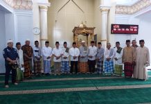 Usai Shalat Jumat, Pj Gubernur Sultra Silahrurahim Dengan Jamaah Masjid Al-Muqarrabin Wakatobi